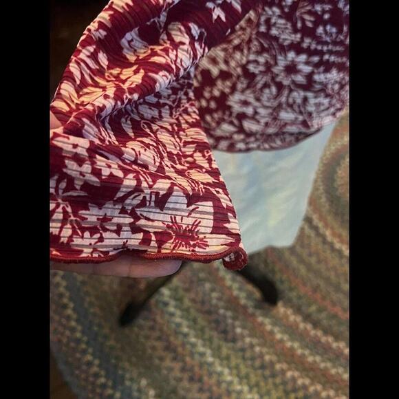 Apt 9 Cranberry And Crème Printed Blouse. 3/4 Length Sleeve And V Neck. Lined. - Picture 3 of 5